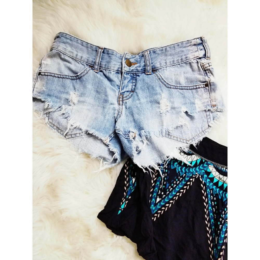 Billabong laneway short